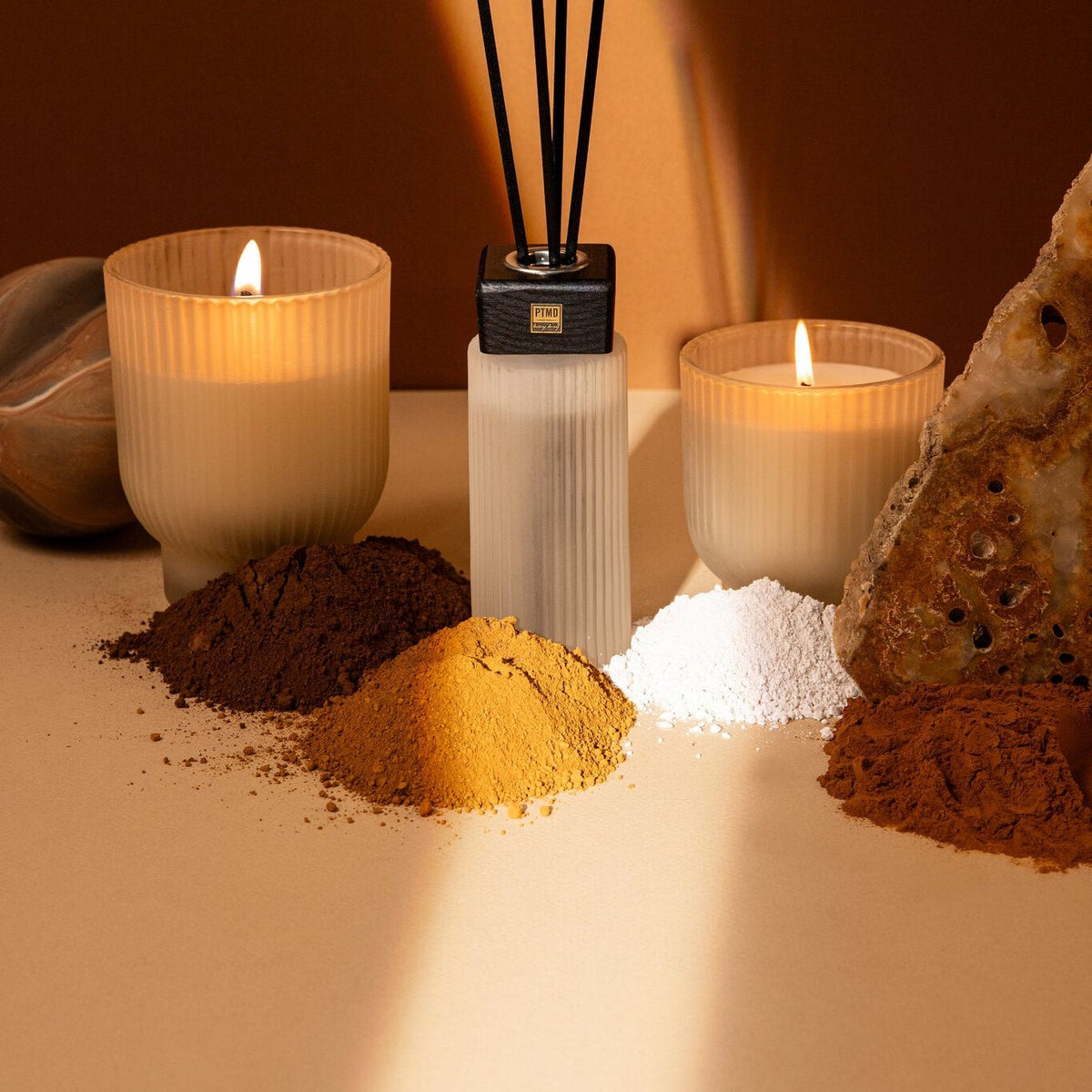 New Elements Geurstokjes Floral Arabia 130ml van PTMD, geurstokjes tussen kaarsen en specerijen in warm licht