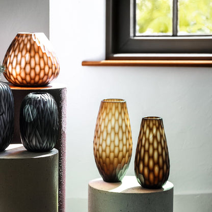 Niels Dark Brown Handcut Solid Glass Vase Round S van PTMD in een sfeervolle interieursetting