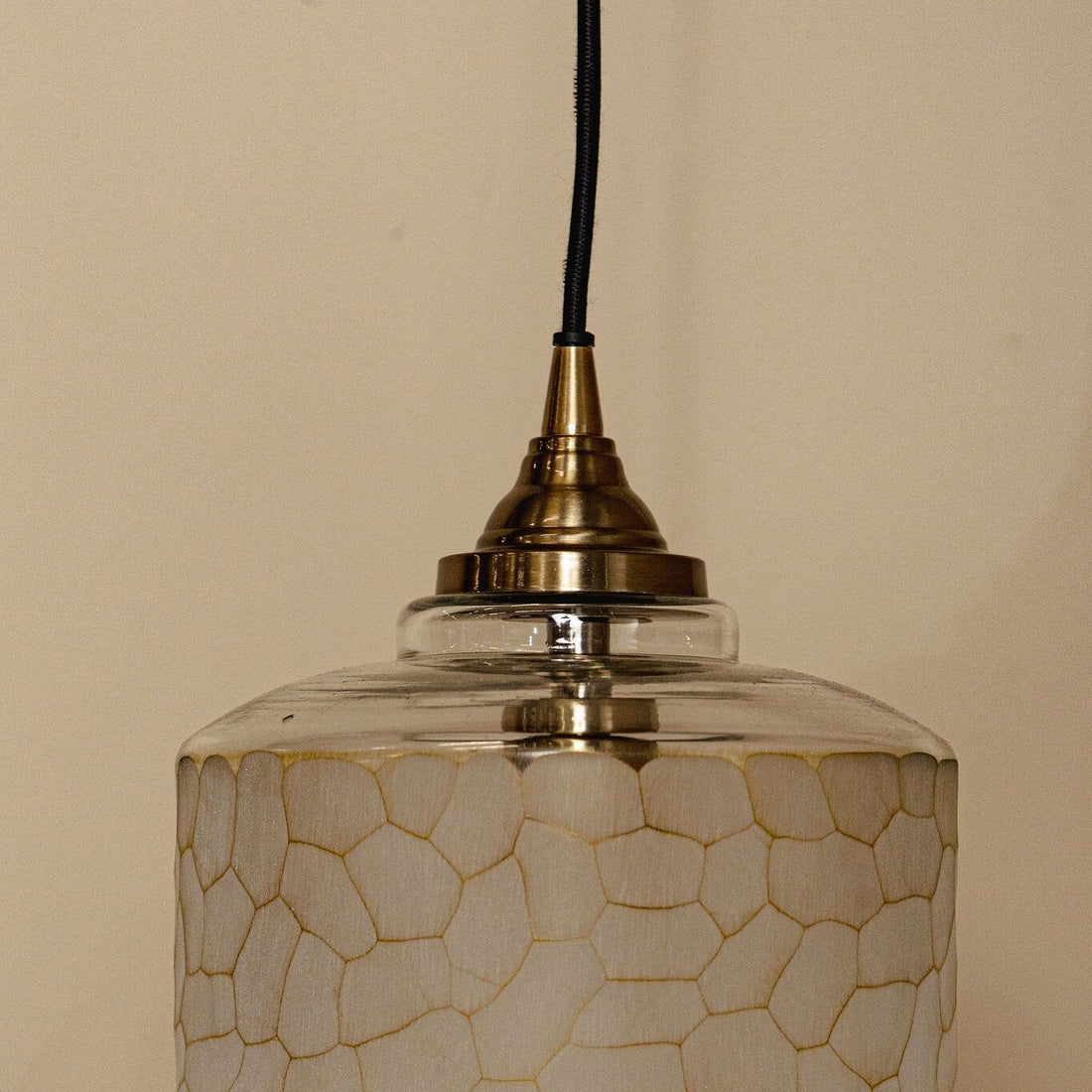 Nore hanglamp small van PTMD in een woonsetting, glazen hanglamp boven een tafel