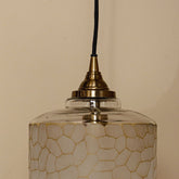 Nore hanglamp small van PTMD in een woonsetting, glazen hanglamp boven een tafel