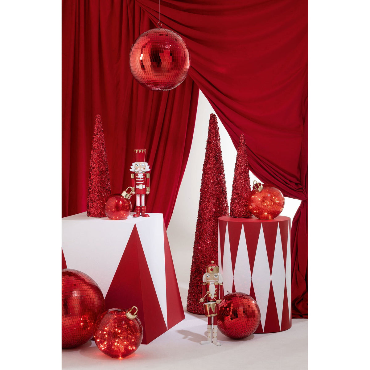 Notenkraker rood goud van J-Line gestyled als kerstdecoratie in huis