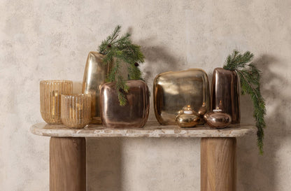 Nylah Pot Hoog Gegoten Aluminium Brons Small van PTMD, liggend sfeerbeeld met de bronzen Nylah pot