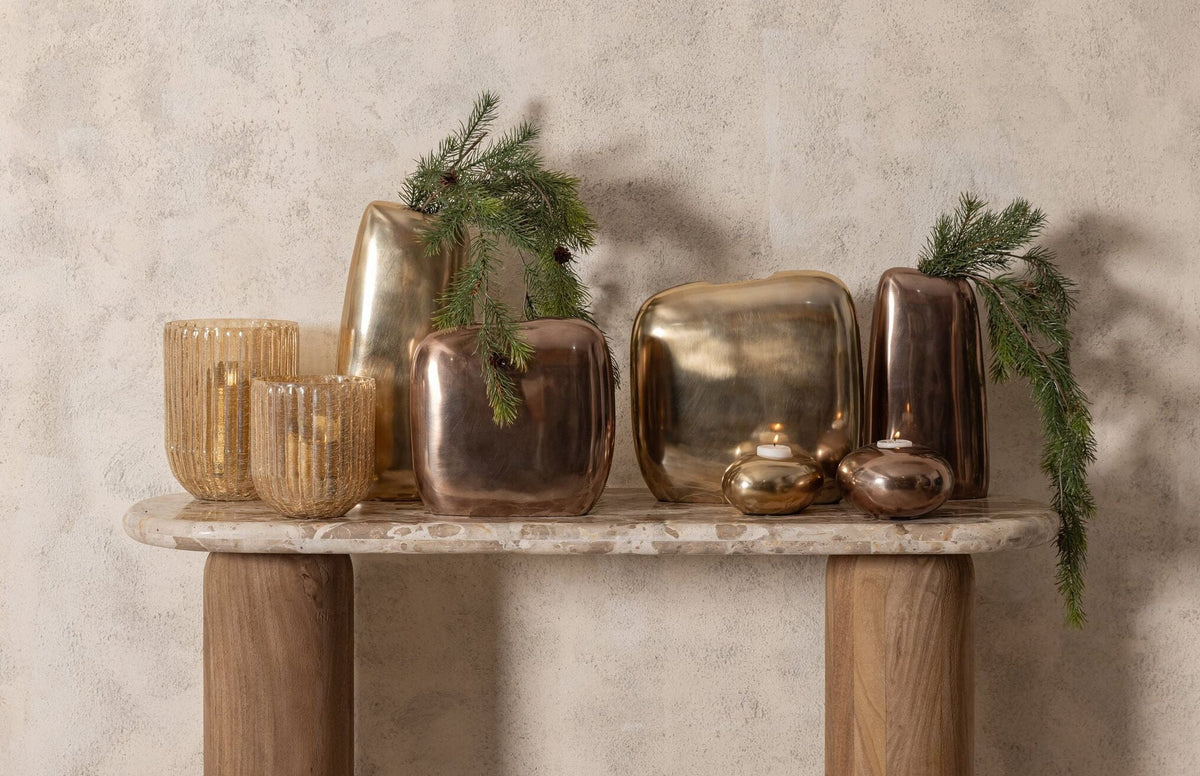 Nylah Pot Laag Gegoten Aluminium Brons Large van PTMD, liggend sfeerbeeld met de bronzen Nylah pot