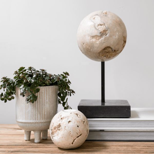 Object Ball Cheese Stone van MUST Living van dichtbij, met de erosie in het marmer zichtbaar