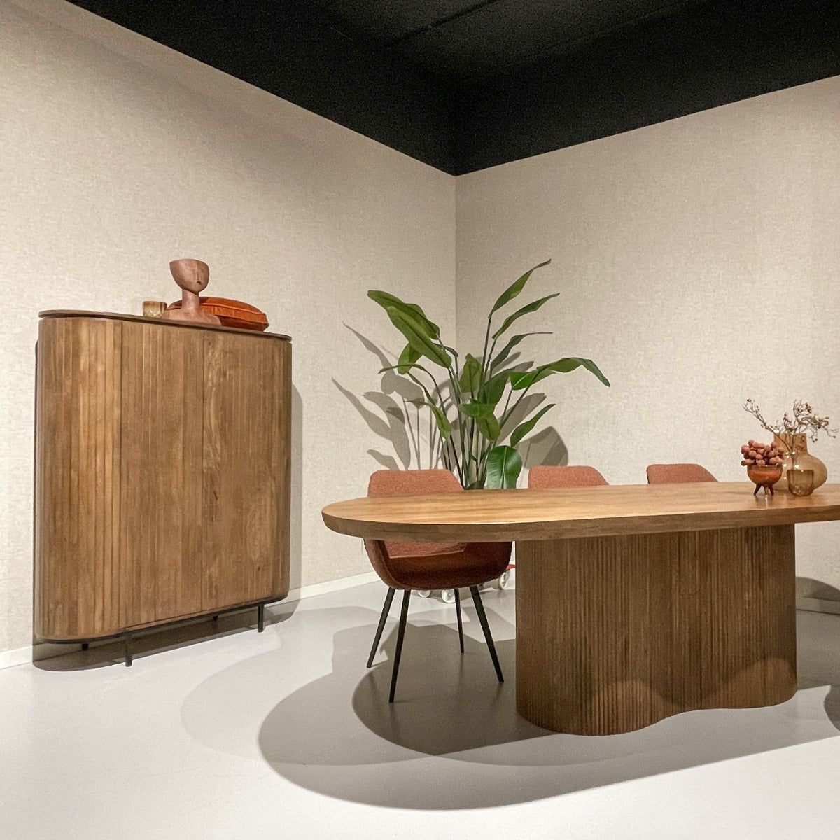 Noor opbergkast in Pecan naast een ronde eettafel met stoelen