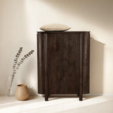 Opbergkast Salano chestnut 150cm in een woonkamer