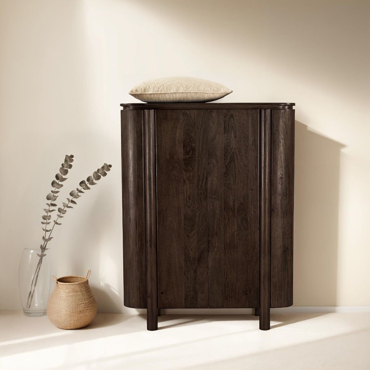 Opbergkast Salano chestnut 150cm in een woonkamer