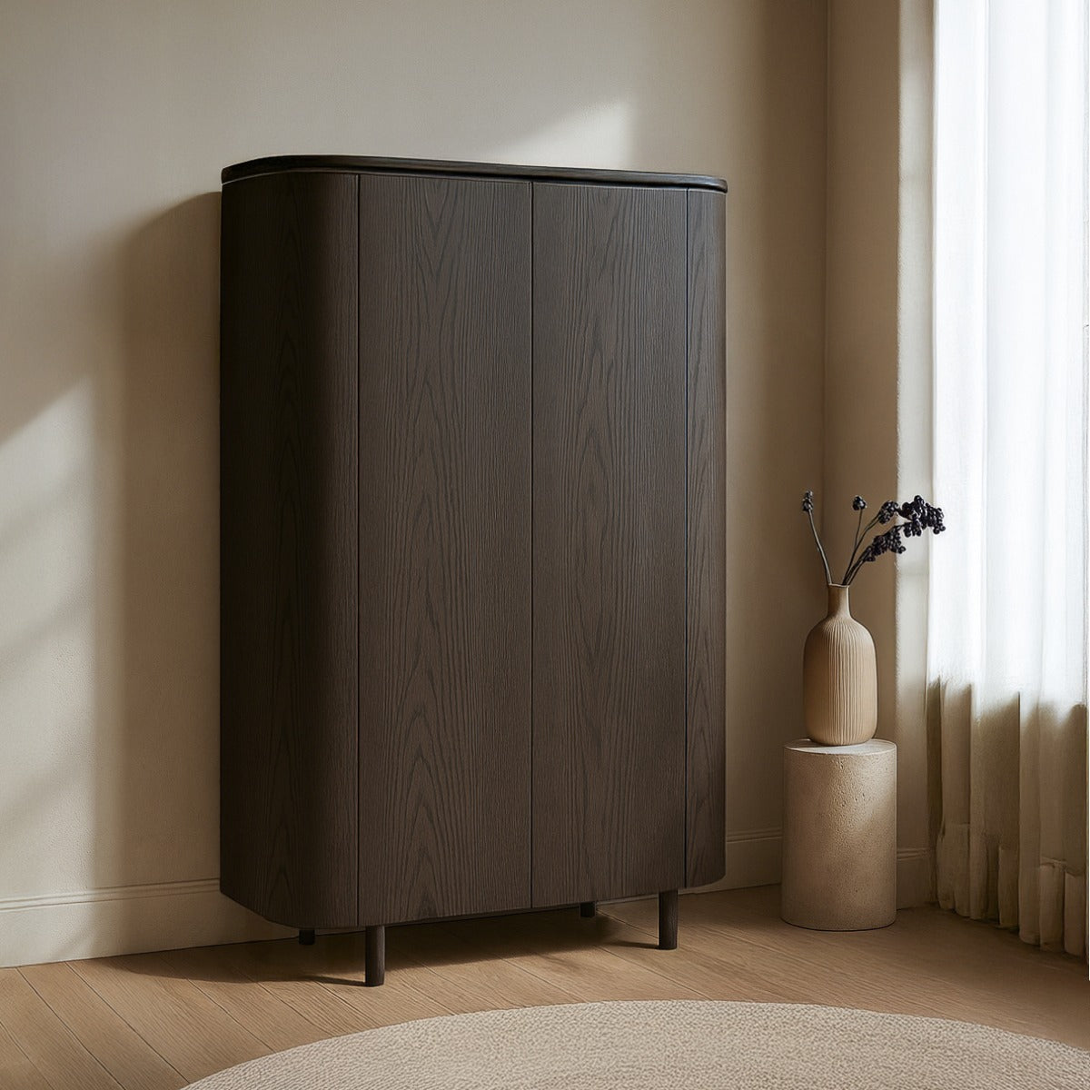 Espresso Tobago opbergkast in een lichte kamer met vaas op een sokkel ernaast
