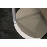 Orga bijzettafel van Steelful in wit gepoedercoat staal als klein sculptuur in het interieur