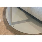 Zijde grijze Orga bijzettafel van Steelful met organisch gevormd blad, gefotografeerd in een interieur