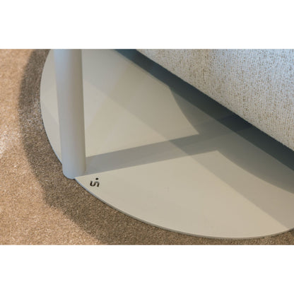 Zijde grijze Orga bijzettafel van Steelful met organisch gevormd blad, gefotografeerd in een interieur