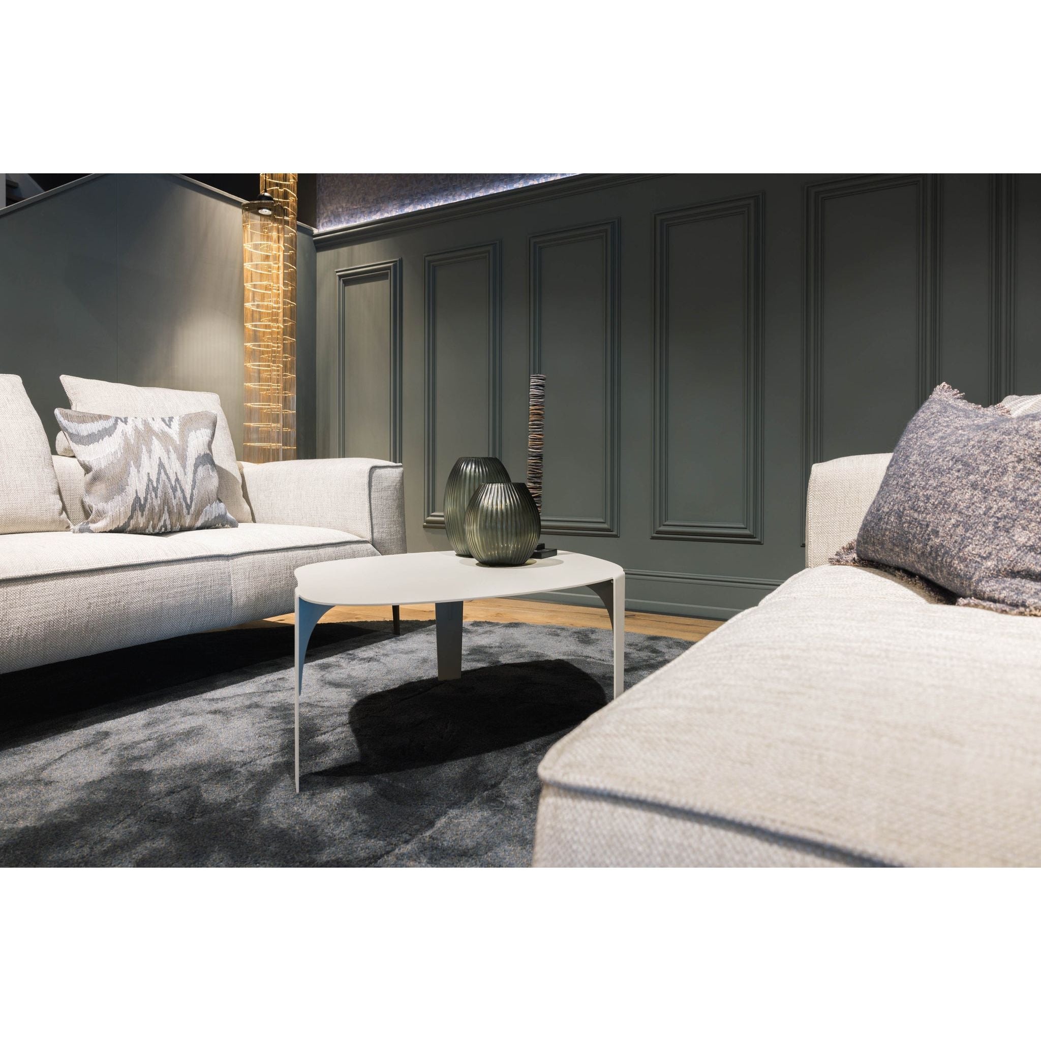Orga salontafel van Steelful in gepoedercoat staal als sculpturaal middelpunt van het interieur