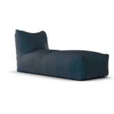 Original Long Chair Marine van Laui Lounge, marineblauwe loungestoel van waterafstotende stof schuin van voren