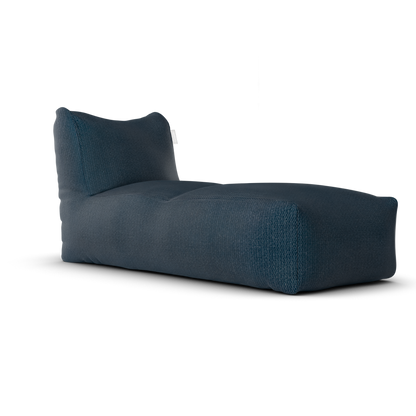 Original Long Chair Marine van Laui Lounge, marineblauwe loungestoel van waterafstotende stof schuin van voren