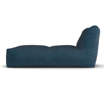 Marineblauwe Long Chair van Laui Lounge van opzij, met zichtbare diepte van 150 centimeter