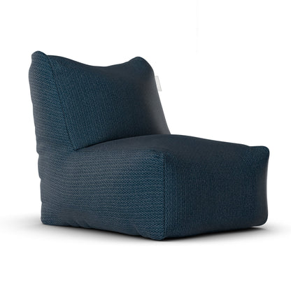 Original Lounge SeatXL Marine van Laui Lounge, marineblauwe loungestoel van waterafstotende stof schuin van voren