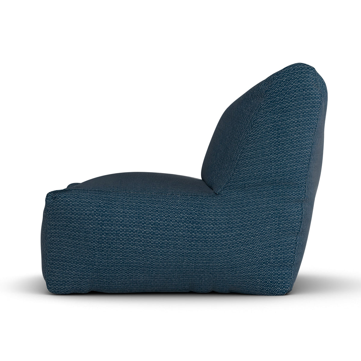 Laui Lounge loungestoel in marine van opzij, met rughoogte van 74 centimeter