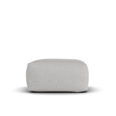 Zijaanzicht van de Square Pouf Ash Grey van Laui Lounge met een zithoogte van 34 cm
