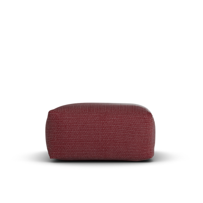 Zijaanzicht van de bordeauxrode Square Pouf van Laui Lounge met zithoogte 34 cm