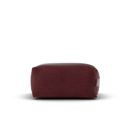 Vooraanzicht van de Original Square Pouf Burgundy, UV bestendige poef van Laui Lounge