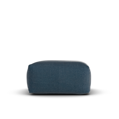 Zijaanzicht van de marineblauwe Square Pouf van Laui Lounge met zithoogte 34 cm