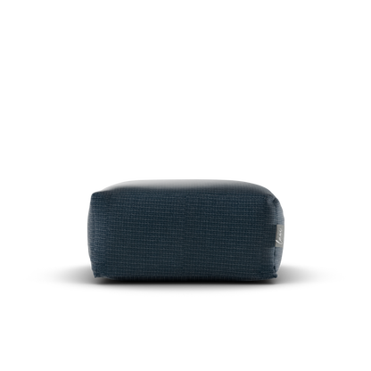 Vooraanzicht van de Original Square Pouf Marine, waterafstotende buitenpoef van Laui Lounge