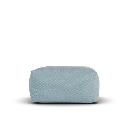 Zijaanzicht van de lichtblauwe Square Pouf van Laui Lounge met zithoogte 34 cm