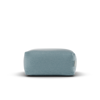 Vooraanzicht van de Original Square Pouf Sky Blue, waterafstotende poef van Laui Lounge