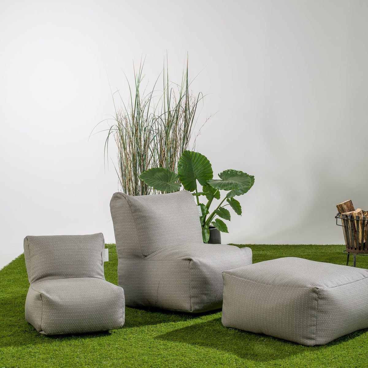 Grijze Original Square Pouf van Laui Lounge in een loungehoek met bijpassende zitzak