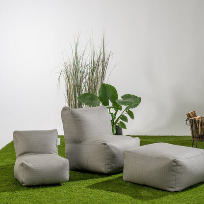 Grijze Original Square Pouf van Laui Lounge in een loungehoek met bijpassende zitzak