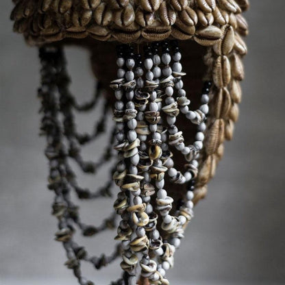 Balinese helm met schelpen en veren in interieur MUST Living