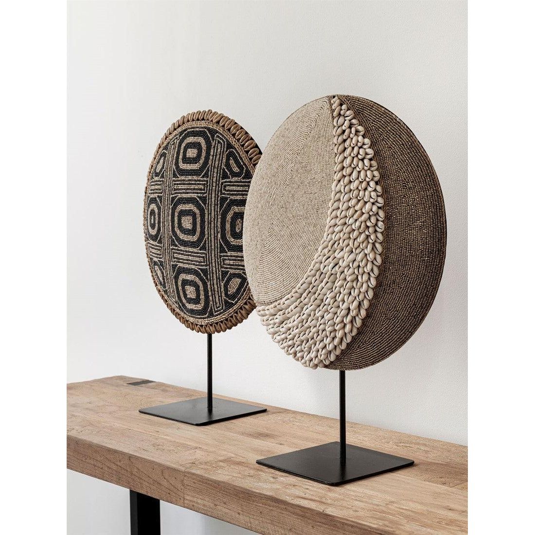Ornament Cameron van MUST Living, gestyled op een dressoir naast vazen in een natuurlijk interieur