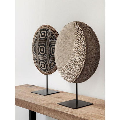 Ornament Cameron van MUST Living, gestyled op een dressoir naast vazen in een natuurlijk interieur