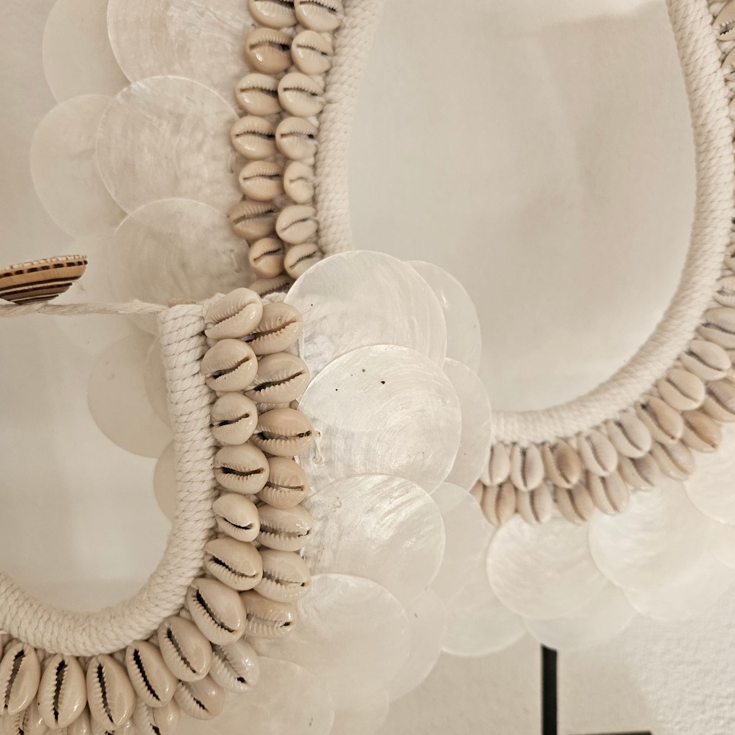 Ornament Indonesische Schelpenketting Nani Wit/Beige Large - Pole To Pole - Ornament - Pole To Pole - livinglovely.nl