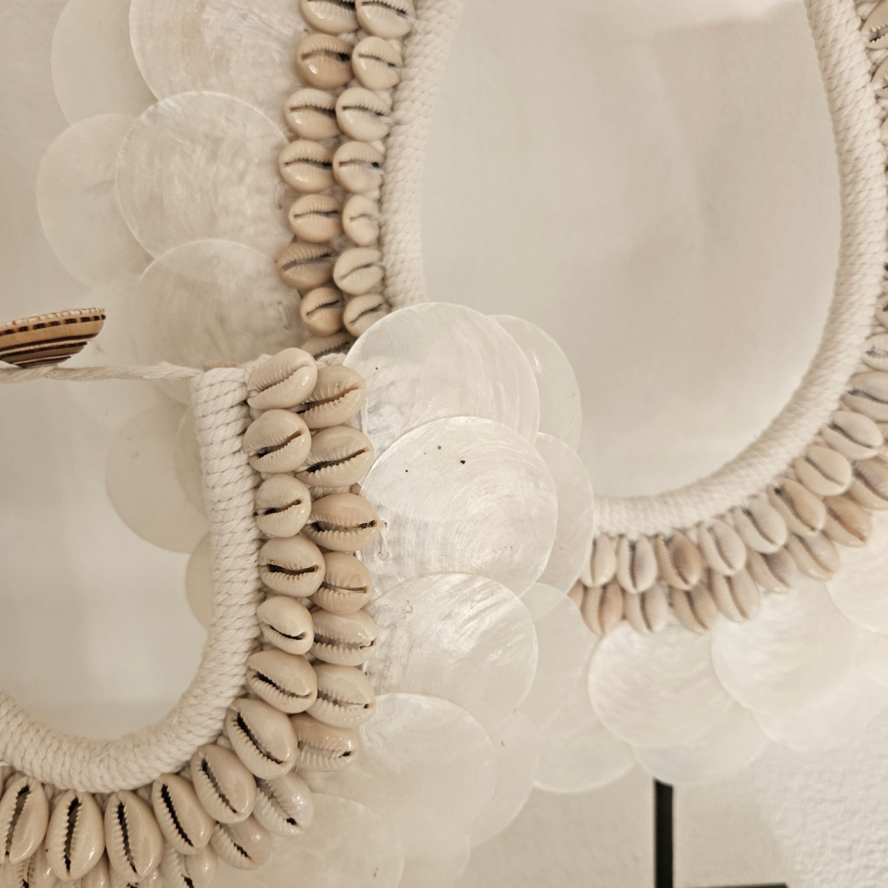 Ornament Indonesische Schelpenketting Nani Wit/Beige Large - Pole To Pole - Ornament - Pole To Pole - livinglovely.nl