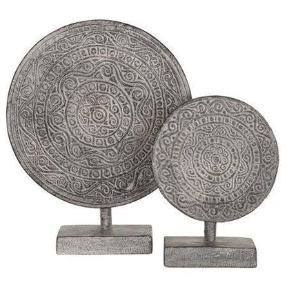 Ornamenten op voet van MUST Living, set van twee decoratieve objecten in antiek wit