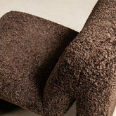 Detail van de gekrulde bruine teddy stof op de Oslo fauteuil