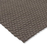 Detail van de geweven structuur van het Nomad tapijt in Grey Taupe