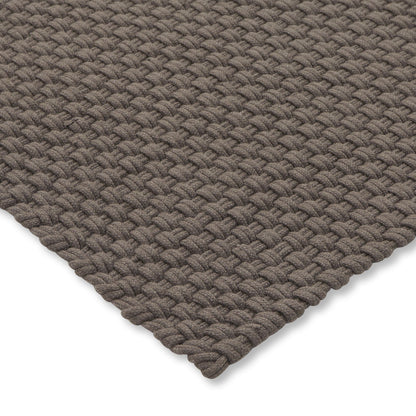 Detail van de geweven structuur van het Nomad tapijt in Grey Taupe