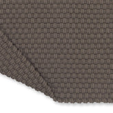 Detail van het weefsel van het grijstaupe Nomad outdoor vloerkleed