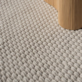 Sfeerbeeld met het White Sand Nomad tapijt onder een loungeset in de tuin