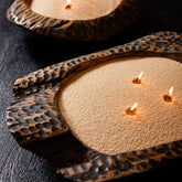 Pearl Kaarsenzand Beige van PTMD in houten schalen met meerdere brandende lontjes