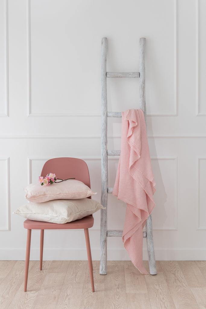 Plaid Stonewashed Linnen Roze 220cmx150cm - Poef - J-Line - livinglovely.nl