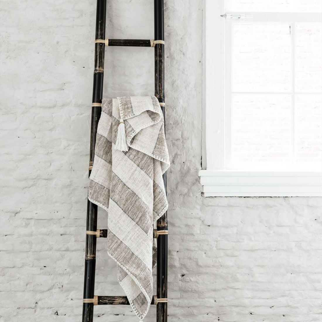Plaid Stripes van MUST Living, opgevouwen katoenen plaid met streepdessin