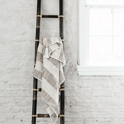 Plaid Stripes van MUST Living, opgevouwen katoenen plaid met streepdessin