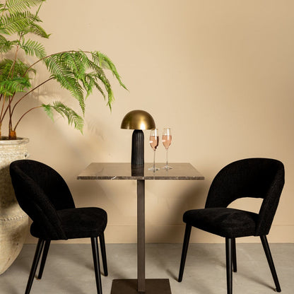 Plaza bistrotafel vierkant bruin marmer van PTMD, gestyled met decoratie in een sfeervolle setting