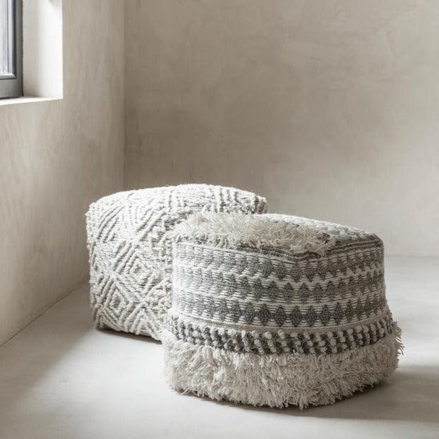Poef Aura van MUST Living, handgeknoopte wollen poef in grijs met grafisch design