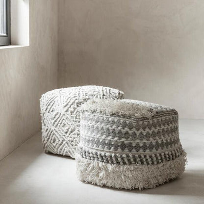 Poef Aura van MUST Living, handgeknoopte wollen poef in grijs met grafisch design