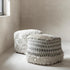 Poef Aura van MUST Living, handgeknoopte wollen poef in grijs met grafisch design
