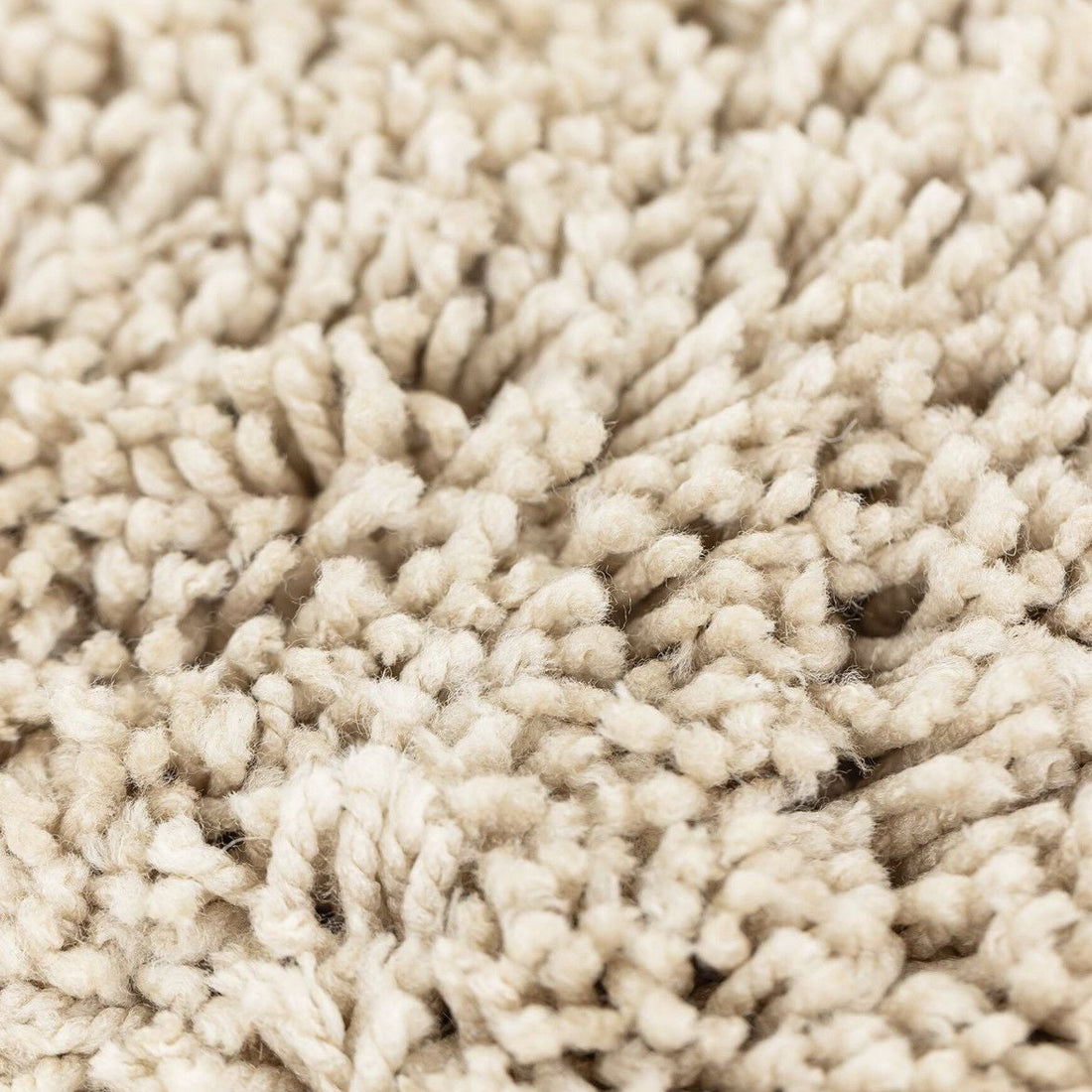 Poef Celeste Beige van MUST Living in een sfeervolle interieuropstelling